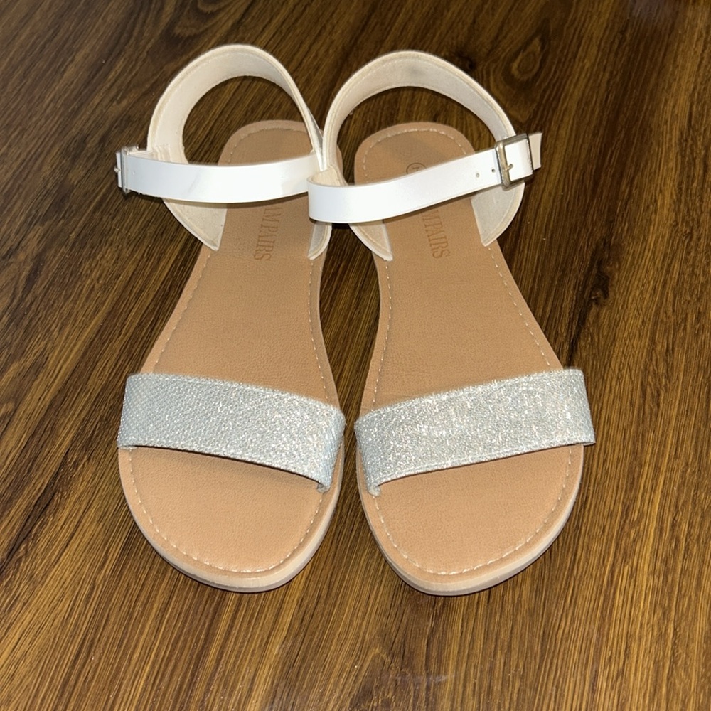 Dream Pairs White and Silver Sandals Size 7